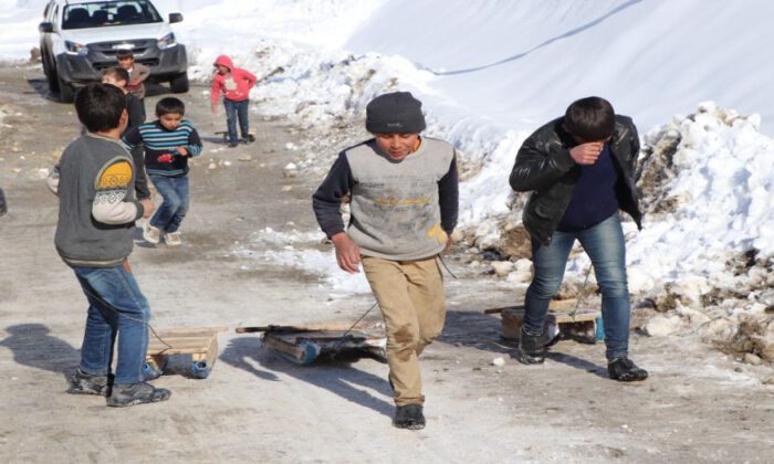 Siirtli çocukların naylon kızaklarla kar keyfi