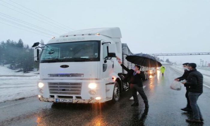 Siirt’te yolda mahsur kalan sürücülere kumanya