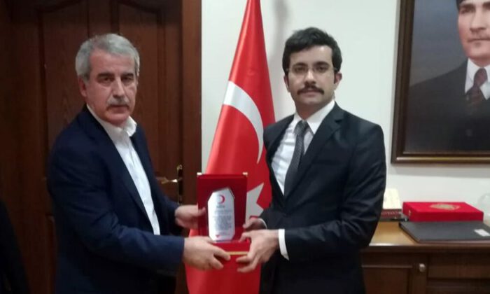 Malatya Doğanşehir Kaymakamı’na Kızılay’dan plaket